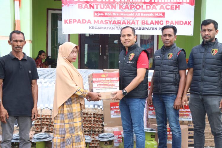 AKP Dedy Miswar Wakili Kapolda Aceh Serahkan Bantuan