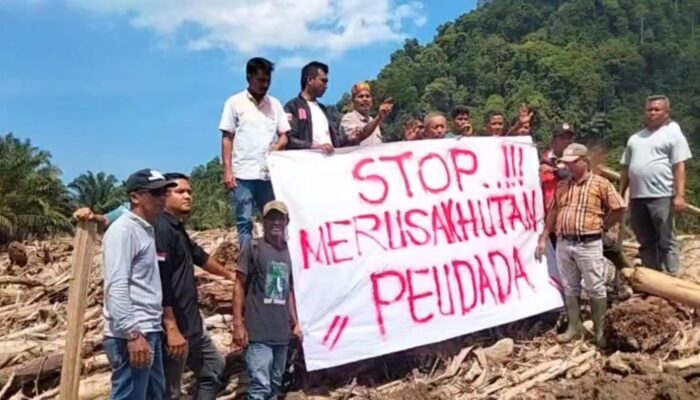 Puluhan Tokoh Masyarakat Peudada Gelar Aksi Protes Perusakan Hutan
