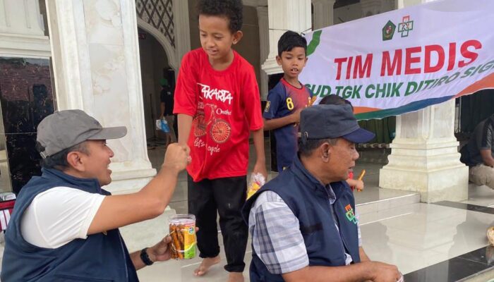 Di Tengah Tawa Anak Pengungsi, Direktur RSUD TCD Sigli Hadir