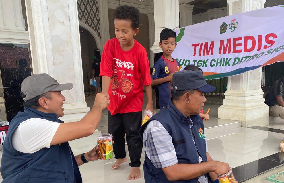 Di Tengah Tawa Anak Pengungsi, Direktur RSUD TCD Sigli Hadir