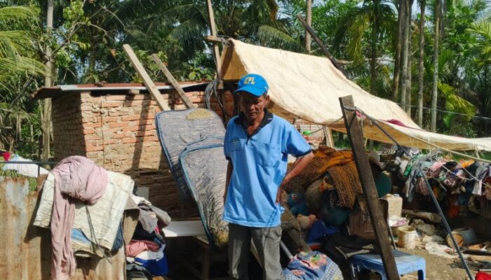 Pemerintah Abai, Korban Banjir Di Besitang Jadikan Kamar Mandi Sempit Tempat Hunian
