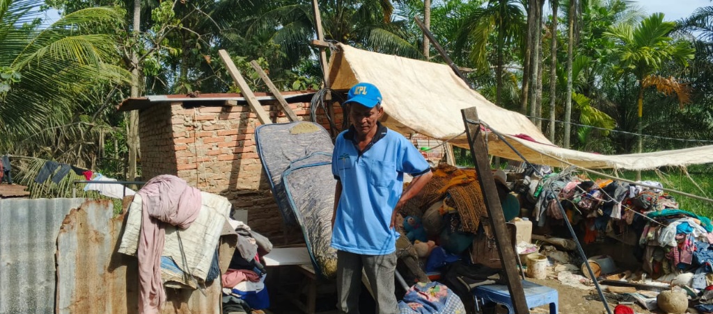 Pemerintah Abai, Korban Banjir Di Besitang Jadikan Kamar Mandi Sempit Tempat Hunian
