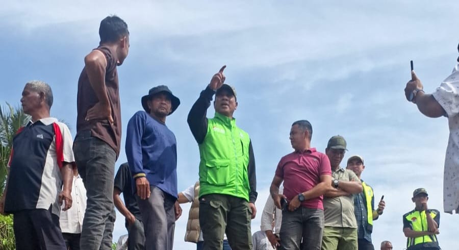 HRD Turunkan Lima Alat Berat Perbaiki Tanggul Dan Jalan Putus Babah Suak Kuta Blang