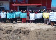 Ratusan Warga Aksi Damai Tuntut Aktifkan Kembali Kades Dan Pertanyakan Keberadaan Camat Barus