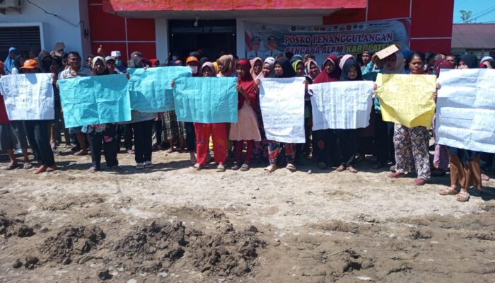 Ratusan Warga Aksi Damai Tuntut Aktifkan Kembali Kades Dan Pertanyakan Keberadaan Camat Barus