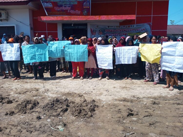 Puluhan Warga Aksi Damai Tuntut Aktifkan Kembali Kades Dan Pertanyakan Keberadaan Camat Barus