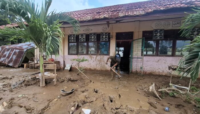 SDN 4 Peusangan Selatan Bireuen Berlumpur Tebal, Hari Pertama Sekolah Tanpa Tenda Darurat