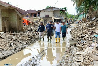 Relawan ASN Bersihkan Fasilitas Pendidikan Di Tamiang, Sekda Pantau Langsung