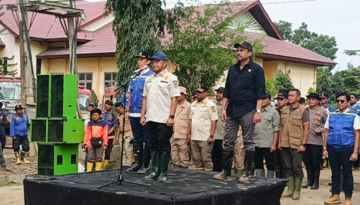 Praja IPDN Bersihkan Lumpur Perkantoran Pemkab Aceh Tamiang