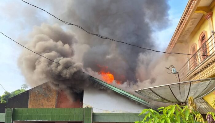 Satu Rumah-Gudang Terbakar Di Desa Mompang Julu, Korban Jiwa Tidak Ada