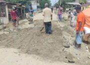 Warga Kampung Tupah Gotong Royong Perbaiki Jalan Rusak Akibat Hantaman Banjir