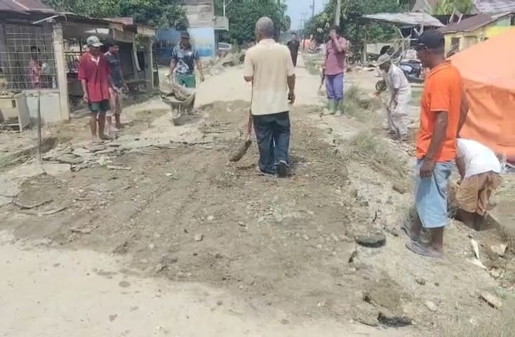 Warga Kampung Tupah Gotong Royong Perbaiki Jalan Rusak Akibat Hantaman Banjir