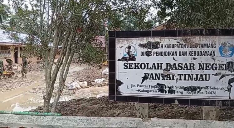 Lumpur Tebal Hambat Aktivitas Sejumlah Sekolah di Aceh Tamiang Hingga Lumpuh Total