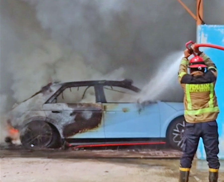Mobil Listrik Diduga Milik Gubernur Bobby Nasution Terbakar Di Medan