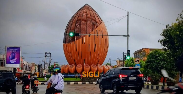 Awan Gelap Menggantung di Tugu Aneuk Mulieng, Hujan Mengintai Sigli