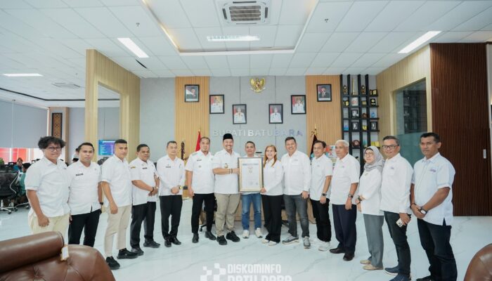 Bupati Batubara Terima Anugerah Sahabat Pers Indonesia dari SMSI
