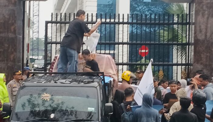 Diguyur Hujan Deras, Mahasiswa Desak Kejatisu Periksa Kepala LLDikti Wilayah I Terkait Dugaan Korupsi Dana KIP