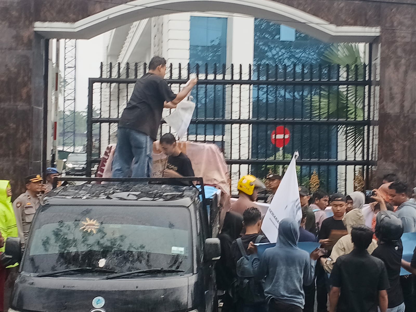 Diguyur Hujan Deras, Mahasiswa Desak Kejatisu Periksa Kepala LLDikti Wilayah I Terkait Dugaan Korupsi Dana KIP