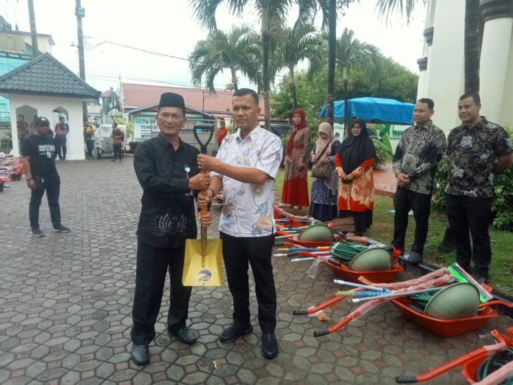 Plt. Sekdako Lhokseumawe Salurkan 561 Paket Pembersih Lumpur