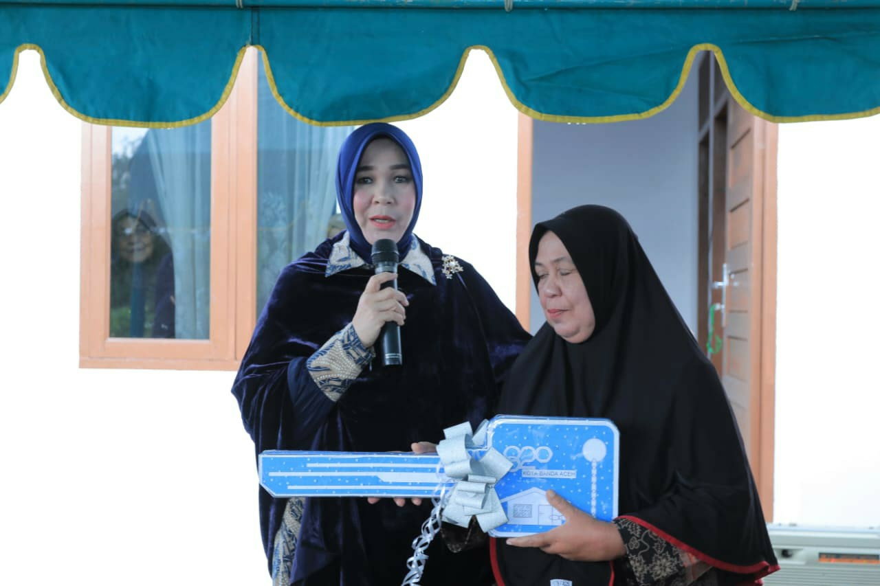 Illiza Serahkan Rumah Layak Huni untuk Warga Lambaro Skep