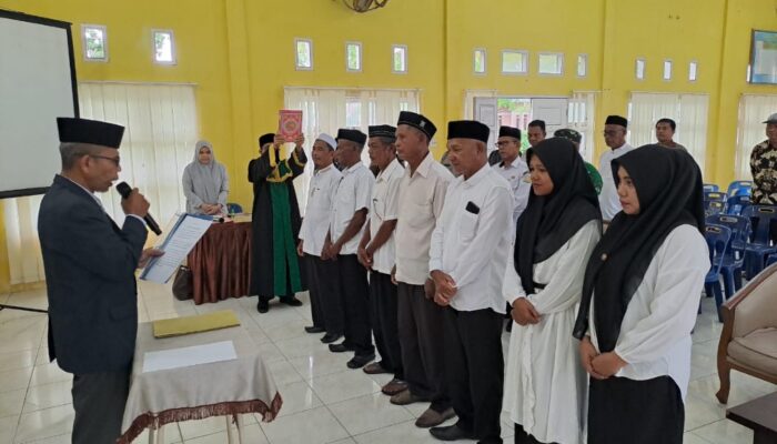 Camat Peukan Bada Kukuhkan Tuha Peut Mukim Gurah Periode 2025-2030