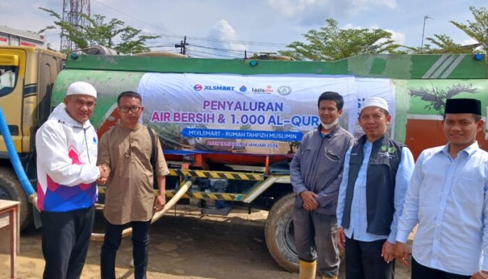 Karyawan XLSMART Kolaborasi Rumah Tahfiz Muslimin Salurkan 8.000 Liter Air Bersih, 1.000 Al-Quran