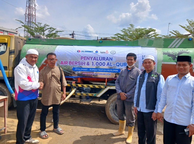 Karyawan XLSMART Kolaborasi Rumah Tahfiz Muslimin Salurkan 8.000 Liter Air Bersih, 1.000 Al-Quran