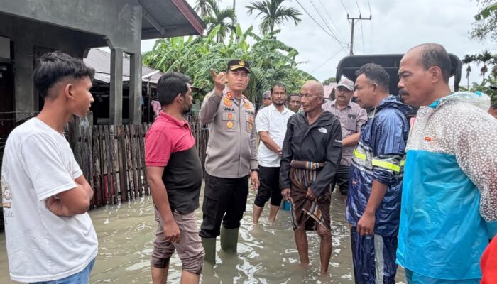 Kapolres Pidie Turun ke Muara Tiga, Warga Banjir Dijamin Tak Sendiri