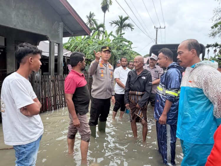Kapolres Pidie Turun ke Muara Tiga, Warga Banjir Dijamin Tak Sendiri