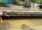 Kapolres Agara Pimpin Gotong Royong Bersihkan Lumpur Jalan Kutacane-Medan