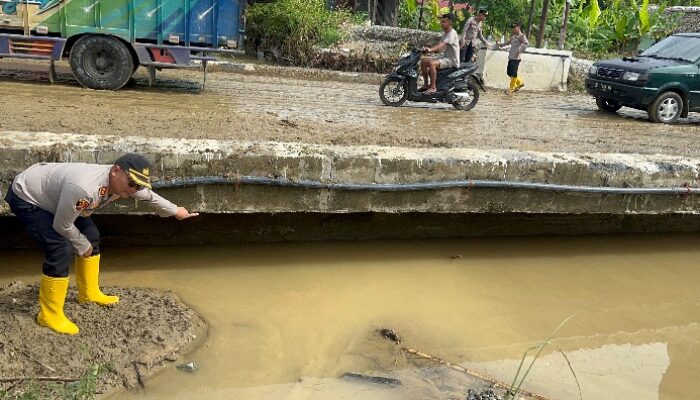 Kapolres Agara Pimpin Gotong Royong Bersihkan Lumpur Jalan Kutacane-Medan