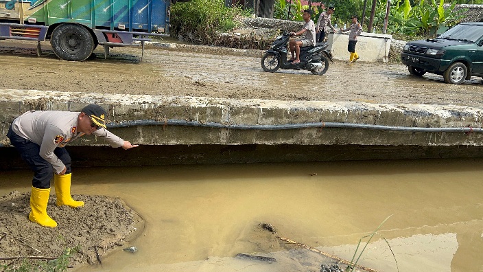 Kapolres Agara Pimpin Gotong Royong Bersihkan Lumpur Jalan Kutacane-Medan