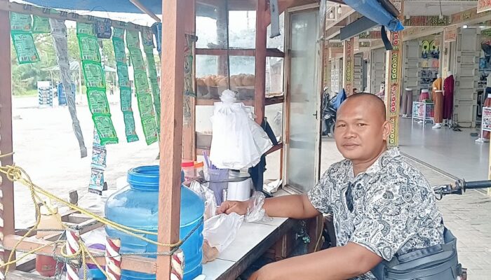 Wak Botak Berjuang Menjemput Rezeki Dengan Gorengan Keliling