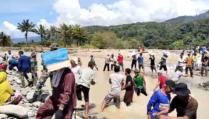 Warga Darul Hasanah Gotong Royong Bangun Jembatan Natam