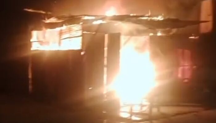 Satu Toko Grosir Hangus Terbakar di Balige