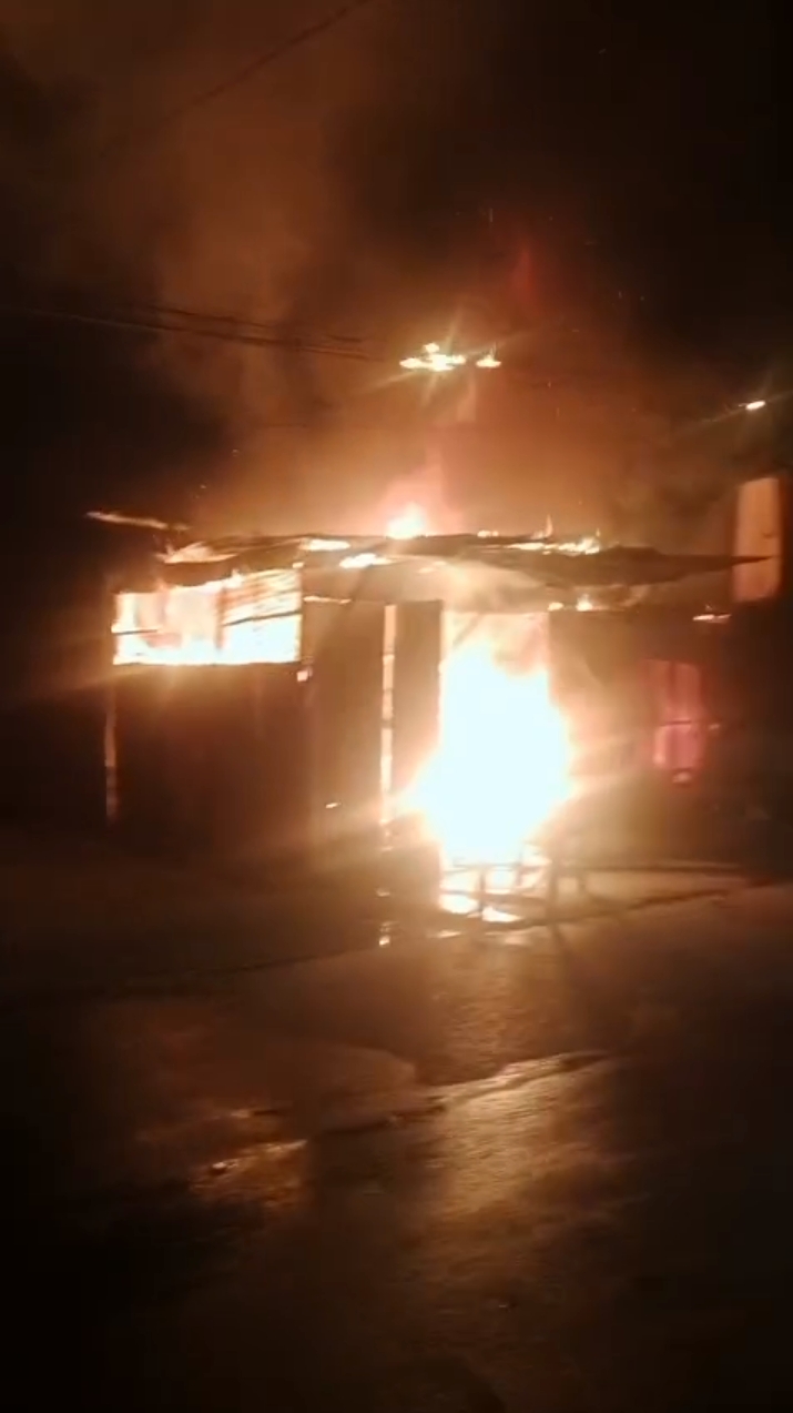 Satu Toko Grosir Hangus Terbakar di Balige
