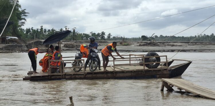 Perahu Ketek Tanpa Mesin Menjadi Alat Transportasi Warga Peusangan Selatan