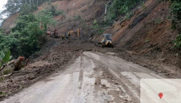Dinas PUPR Aceh Intensifkan Pembersihan Longsor Ruas Peureulak–Lokop–Batas Gayo Lues