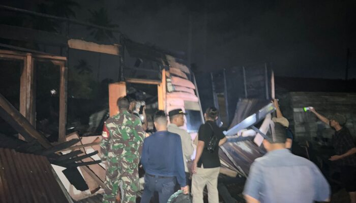 Malam-malam Di Belakang UMTS Sidimpuan, Satu Kontrakan Terbakar