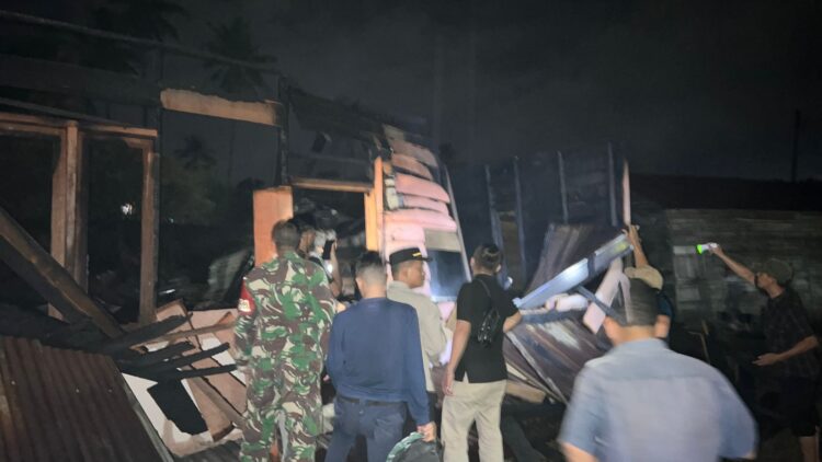 Malam-malam Di Belakang UMTS Sidimpuan, Satu Kontrakan Terbakar