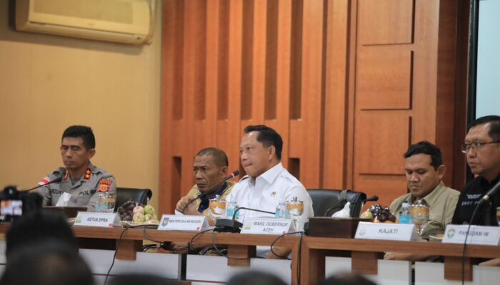 Mendagri Izinkan Pemda Manfaatkan Kayu Hanyut Pascabencana untuk Huntara dan Infrastruktur