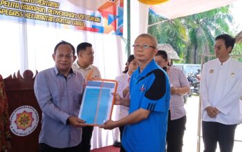 Sekda Deliserdang Serahkan Izin Ternak Ayam