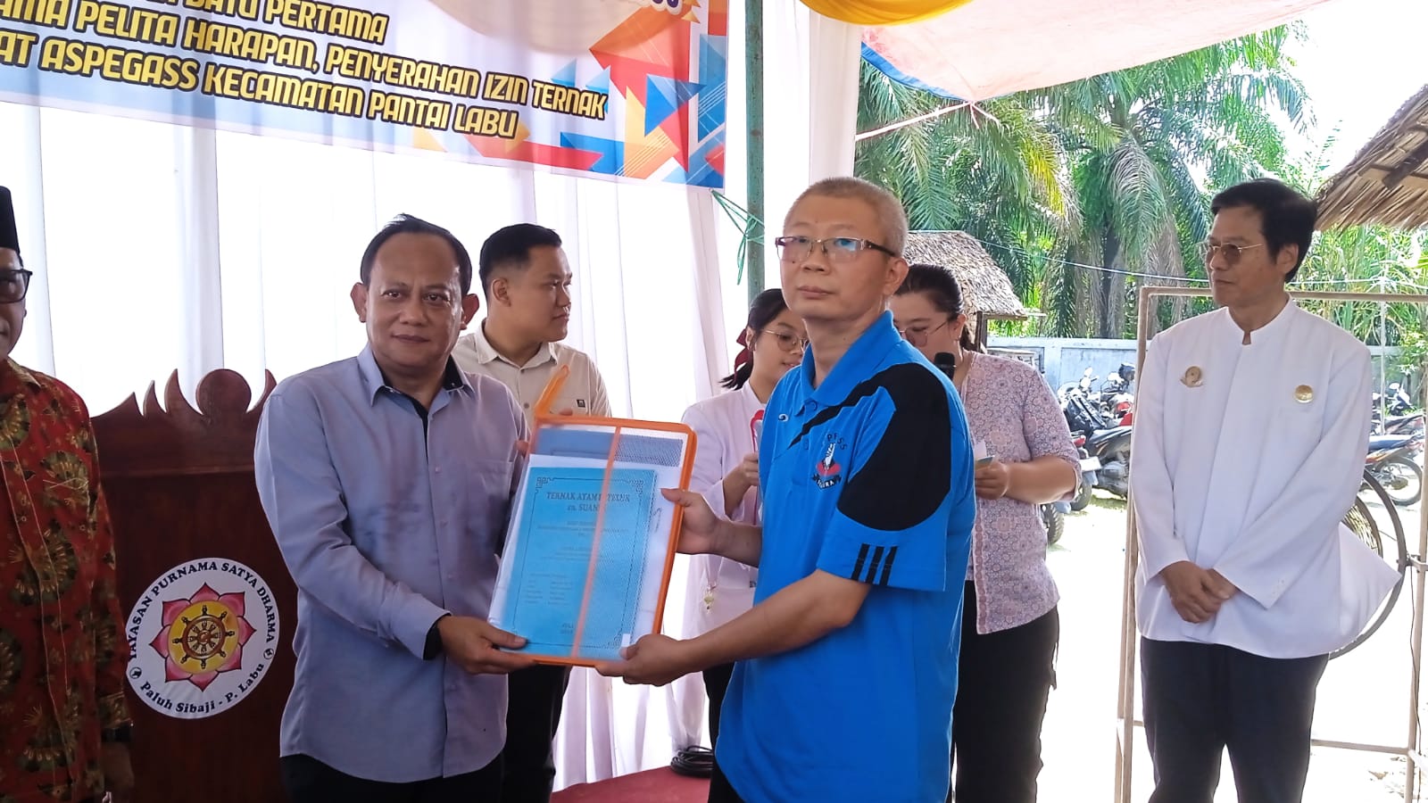 Sekda Deliserdang Serahkan Izin Ternak Ayam