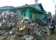 Lumpur dan Sampah Menggunung di Kampung Perdamaian Kualasimpang
