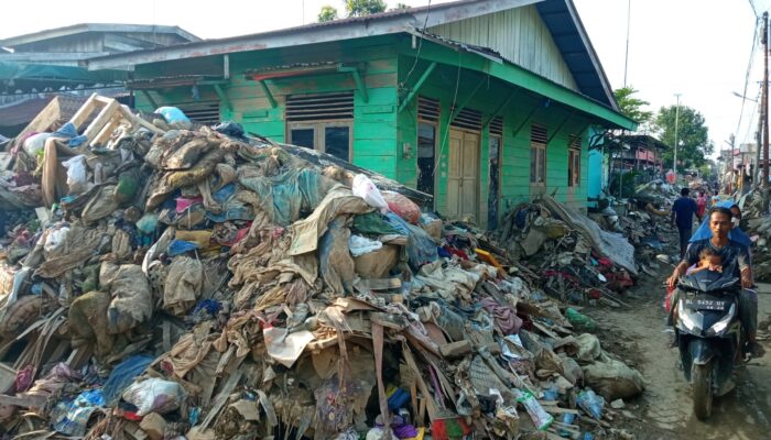 Lumpur dan Sampah Menggunung di Kampung Perdamaian Kualasimpang