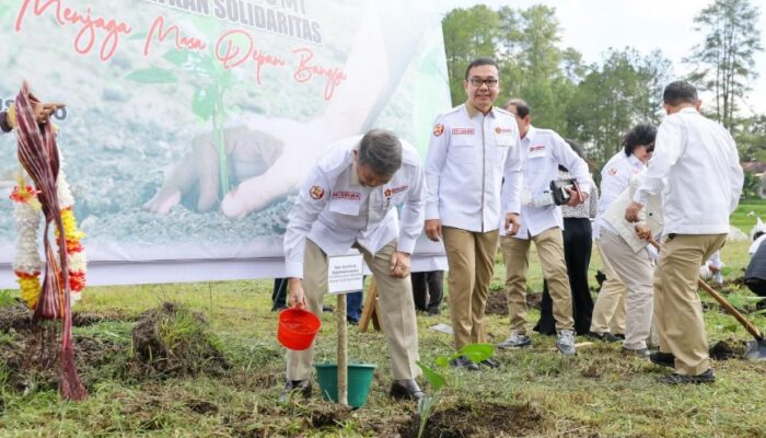 Utusan Presiden RI, Hashim Djojohadikusumo Tanam Pohon Di Jaitun Silangit