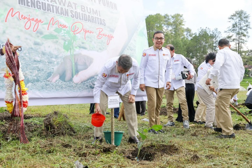 Utusan Presiden RI, Hashim Djojohadikusumo Tanam Pohon Di Jaitun Silangit