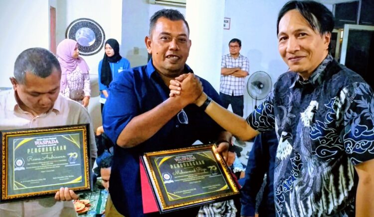 Muhammad Riza Terima Penghargaan Wartawan Berdedikasi Waspada 2025