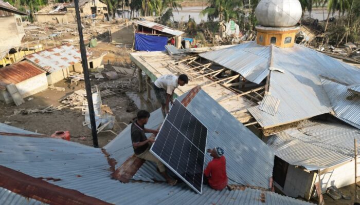 Panel Surya 1300 Watt Terangi Dusun Bidari Desa Lubok Pusaka Langkahan