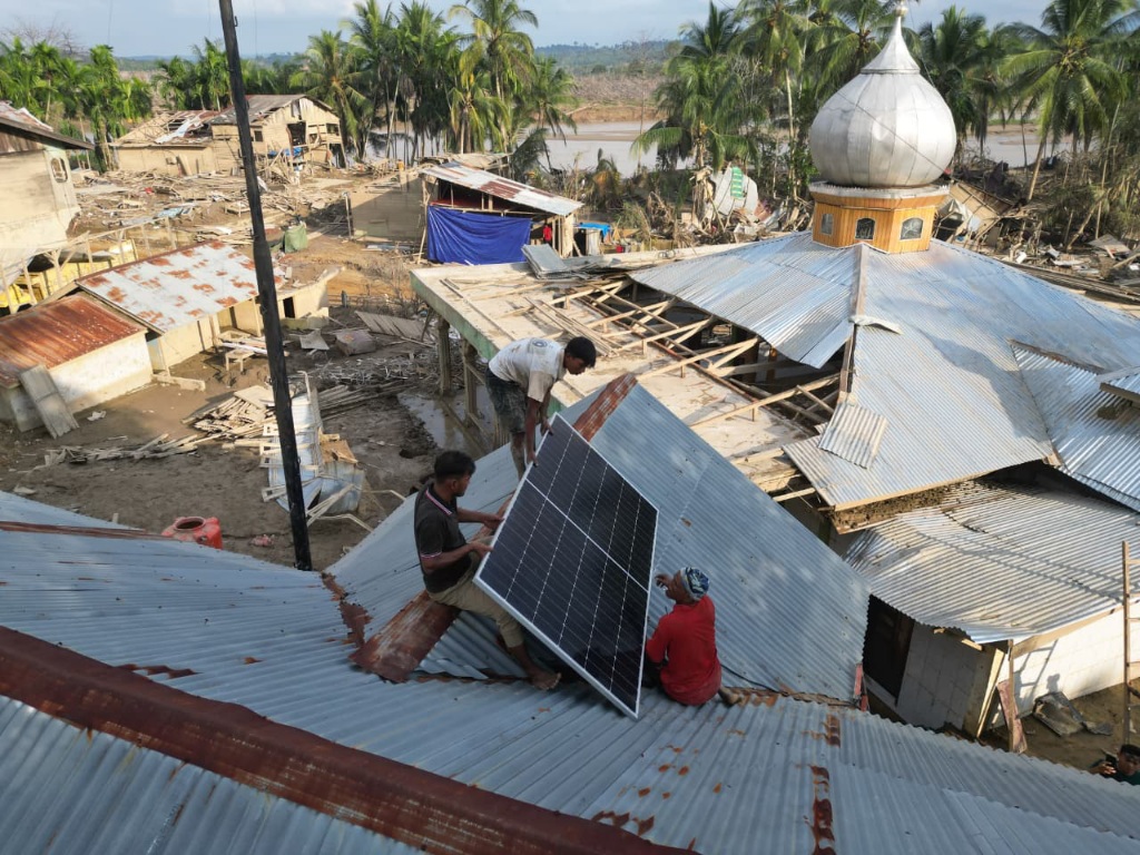 Panel Surya 1300 Watt Terangi Dusun Bidari Desa Lubok Pusaka Langkahan